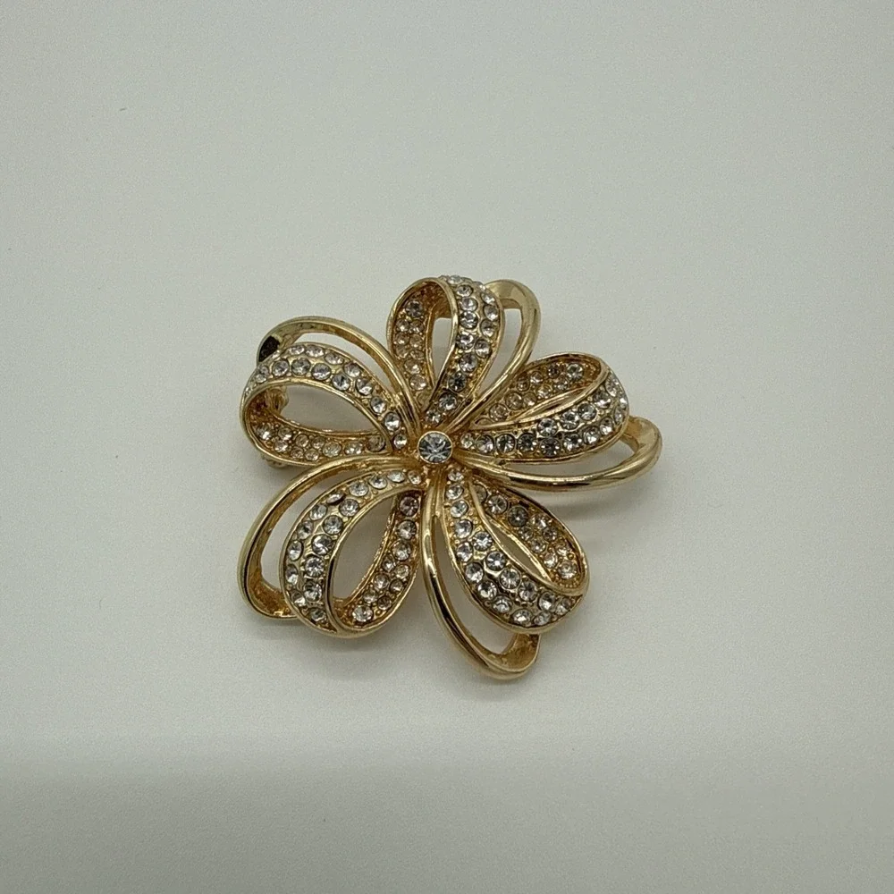 Vintage MONET Goldtone Flower Brooch with‎ Rhinestones